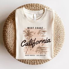 Футболка с короткими рукавами и графическим рисунком West Coast Santa Monica Simply Sage Market