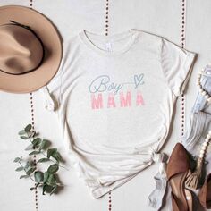 Красочная футболка Boy Mama Heart с короткими рукавами и рисунком Simply Sage Market