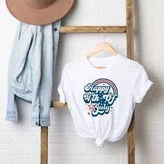 Радужная футболка с короткими рукавами и рисунком Happy 4 июля Simply Sage Market