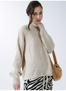 Однотонный женский свитер цвета экрю с высоким воротником Fabrika ФАБРИКА