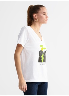 Белая женская футболка с V-образным вырезом и принтом Fabrika ФАБРИКА