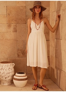 Однотонное белое женское платье длиной ниже колена с V-образным вырезом Yargıcı