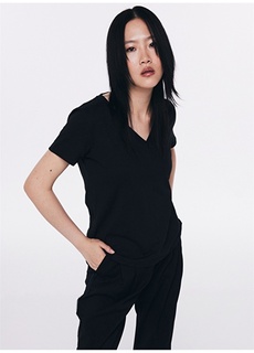 Черная женская футболка с V-образным вырезом Twist