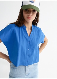 Укороченная однотонная женская рубашка цвета индиго со свободным воротником Fabrika ФАБРИКА