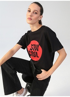 Черная женская футболка с круглым вырезом с принтом Black On Black
