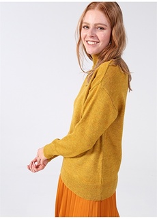 Широкий вязаный женский свитер горчичного цвета с водолазкой Limon