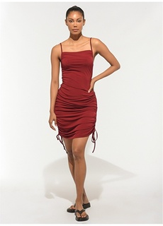 Бордово-красное женское узкое платье длиной выше колена с прямыми сборками на бретелях People By Fabrika