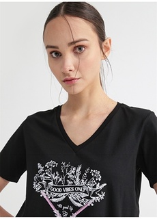 Черная женская футболка с V-образным вырезом и принтом Fabrika ФАБРИКА
