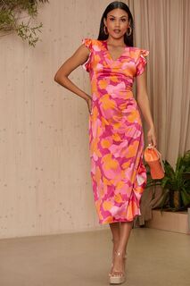 Платье миди с абстрактным узором и V-образным вырезом с рюшами Chi Chi London, розовый