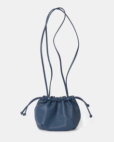 Миниатюрная синяя сумка-ведро из воловьей кожи с магнитом Zubi, синий