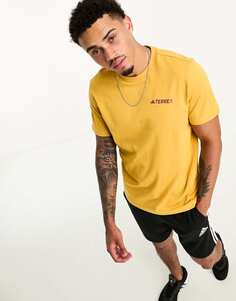 Желтая уличная футболка adidas Terex