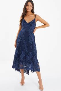 Кружевное платье без бретелек с V-образным вырезом - Платье с длинным вырезом сзади Quiz, синий