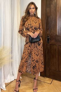 Платье миди светло-коричневого цвета с высоким вырезом и разрезом AX Paris