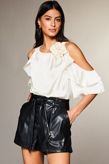 Блузка с рюшами открытыми плечами и декоративным букетом Lipsy