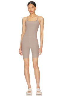 Комбинезон Beyond Yoga Spacedye Uplift Biker, цвет Birch Heather