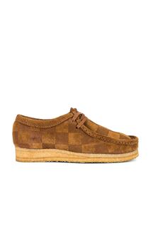 Ботинки Clarks Wallabee Check, цвет Cola