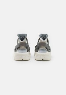 Низкие кроссовки AIR HUARACHE UNISEX Nike, светло-дымчато-серый/железно-серый/плоский оловянный/легкая железная руда
