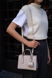 Кремовая женская маленькая сумка-шоппер из сафьяновой кожи MADAMRA