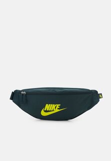 Поясная сумка HERITAGE UNISEX Nike, глубокие джунгли/(высокое напряжение)