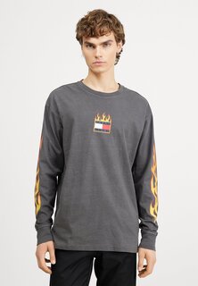 Футболка с длинным рукавом BURNING BADGE TEE UNISEX Tommy Jeans, новый уголь