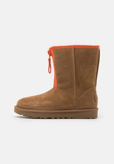 Ботильоны CLASSIC SHORT ZIPPER TAPE LOGO UGG, каштановый