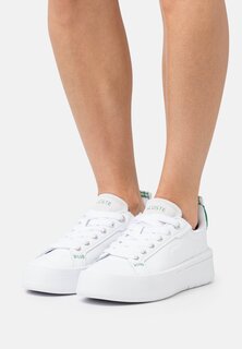 Низкие кеды CARNABY PLAT 223 2 SFA Lacoste, белый/темно-зеленый