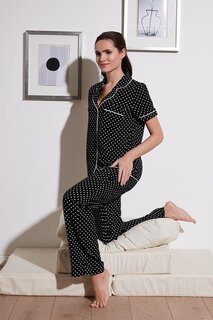 Пижамный комплект с короткими рукавами и воротником-рубашкой в горошек 6110102 Lela, черный