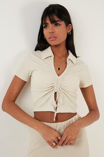 Укороченная блузка приталенного кроя с воротником-поло и детальной отделкой 5865014 Lela, серый
