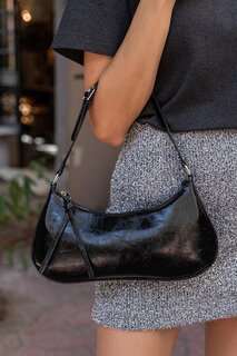 Черная женская сумка через плечо из лакированной кожи MADAMRA