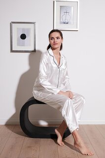 Атласный пижамный комплект свободного кроя с воротником рубашки и широкими штанинами 6110374 Lela, экрю