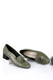 Женские туфли цвета хаки из натуральной кожи с тупым носком, на коротком толстом каблуке и с кисточками 13313 GÖNDERİ(R)