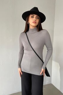 Серый базовый трикотажный свитер в рубчик с полуводолазкой Giens