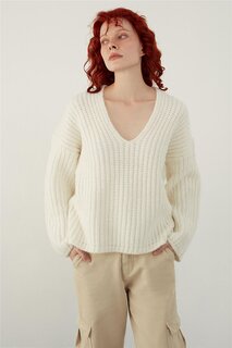 Бежевый вязаный свитер оверсайз с v-образным вырезом Sherin