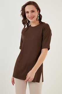 Детальная блузка Oversize с круглым вырезом и разрезом 5863683 Lela, коричневый