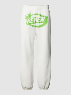 Спортивные брюки с принтом этикеток Review, молочный