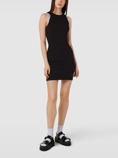 Модель мини-платья с вышитым логотипом Tommy Jeans, черный
