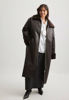 Классическое пальто NA-KD, коричневое