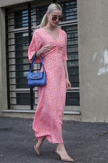 Розовое платье-миди с v-образным вырезом и узором MG1797 MADMEXT