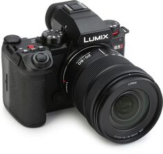 Полнокадровая беззеркальная камера Panasonic Lumix S5M2 с объективом 20–60 мм