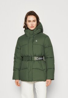 Зимнее пальто LOGO BELT SHORT PUFFER Calvin Klein Jeans, тимьян