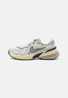 Кроссовки Nike V2K RUN, цвет summit white/metallic silver/pure platinum/light iron ore/black/alabaster