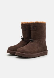 Ботильоны UGG CLASSIC SHORT TOGGLER, цвет burnt cedar