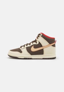 Высокие кроссовки Nike DUNK RETRO SE, цвет baroque brown/sesame/coconut milk/mystic red