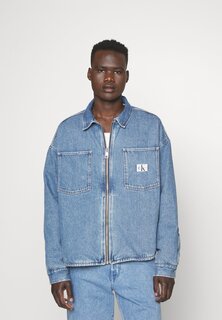 Джинсовая куртка Calvin Klein Jeans КУРТКА-РУБАШКА BOXY ZIP PADDED, цвет denim medium