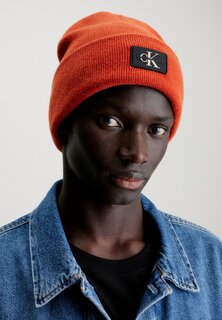 Шапка Calvin Klein Jeans MONOLOGUE PATCH BEANIE UNISEX, цвет burnt clay