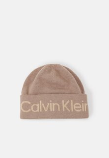 Шапка Calvin Klein ТОНАЛЬНАЯ ШАПКА REVERSO LOGO, цвет doeskin