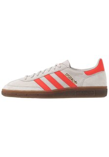 Кроссовки adidas Originals HANDBALL SPEZIAL, цвет grey two/hi-res red /gold metallic