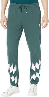Брюки Rekive Graphic Sweatpants adidas, цвет Mineral Green