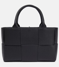 Миниатюрная кожаная сумка-тоут arco Bottega Veneta, черный