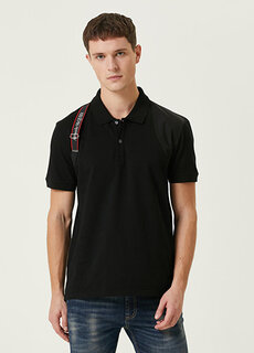 Черная футболка с воротником-поло и полоской на плечах с логотипом и ремешком Alexander McQueen